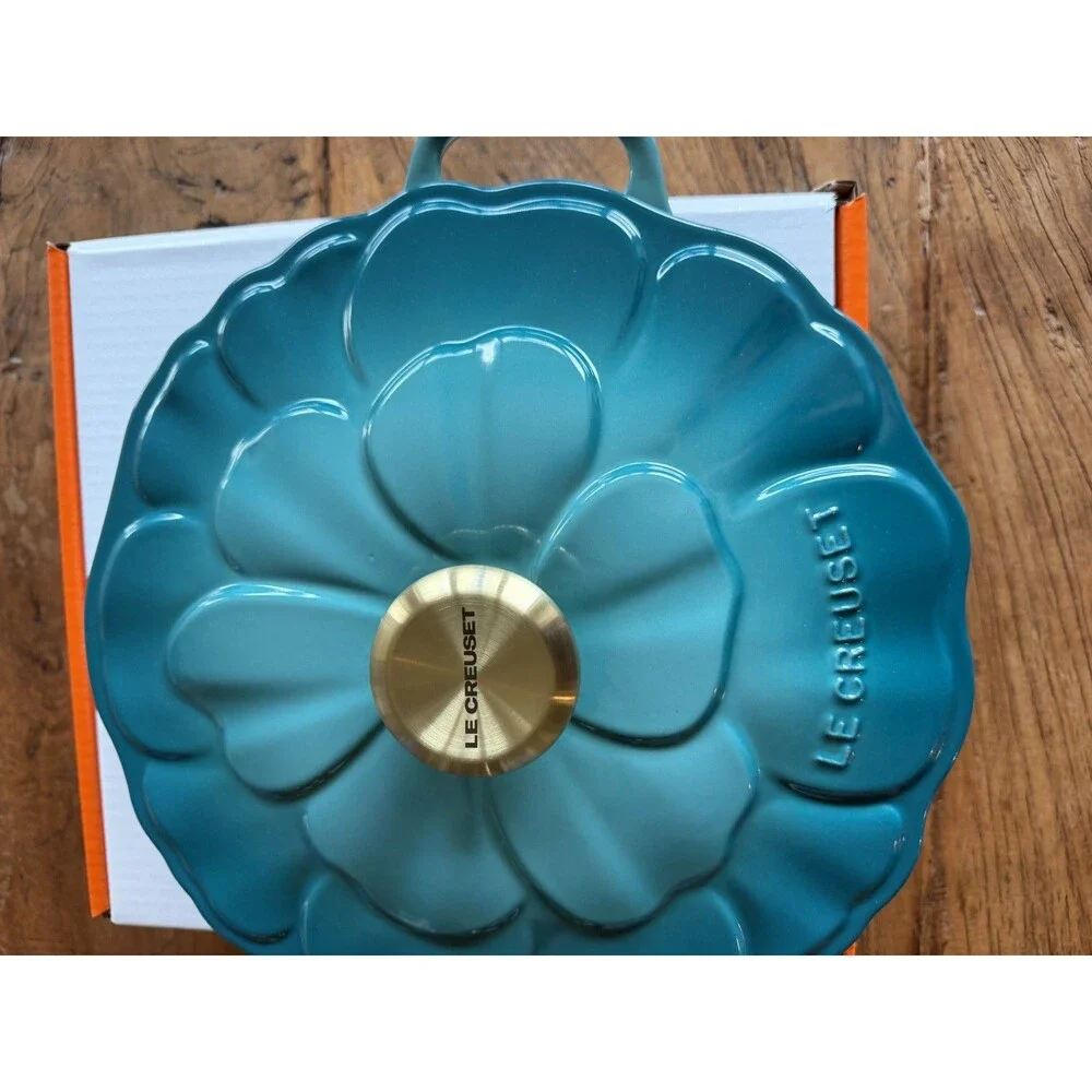 Le Creuset Signature Cast Iron Petal Shallow Casserole 2.25qt Riviera Blue NEW